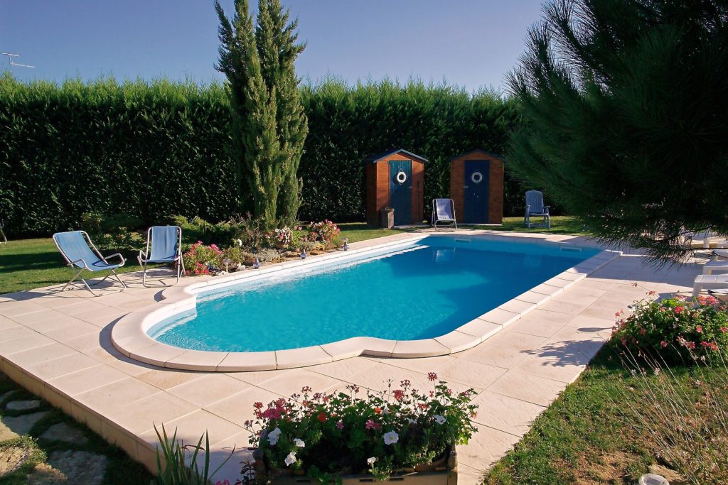 Piscine coque polyester à Nîmes